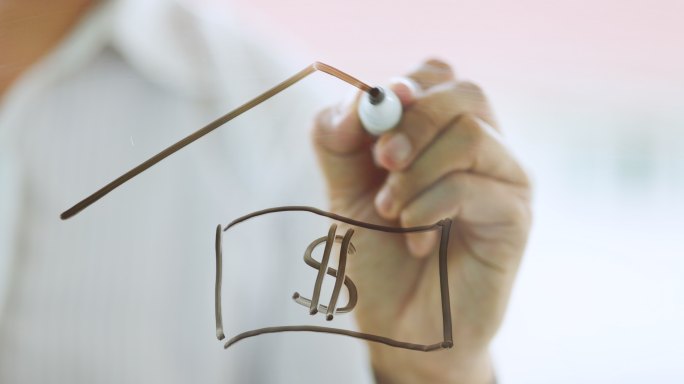 商人用家庭保险概念提取货币和房屋