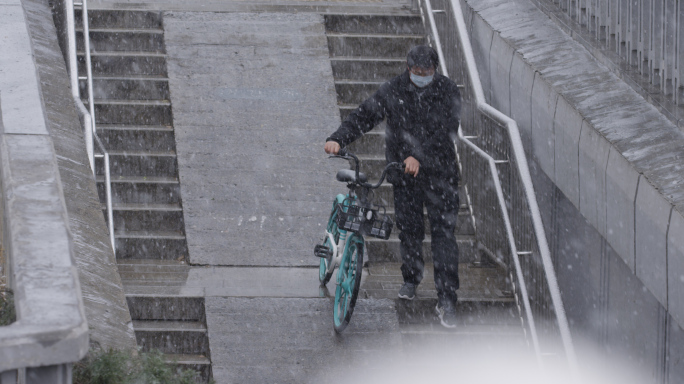 北京下雪，大雪街道男人 共享单车