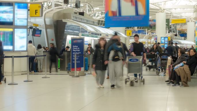 美国纽约机场离境大厅的延时旅客
