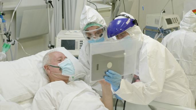医院护士手持数字平板电脑进行患者视频通话