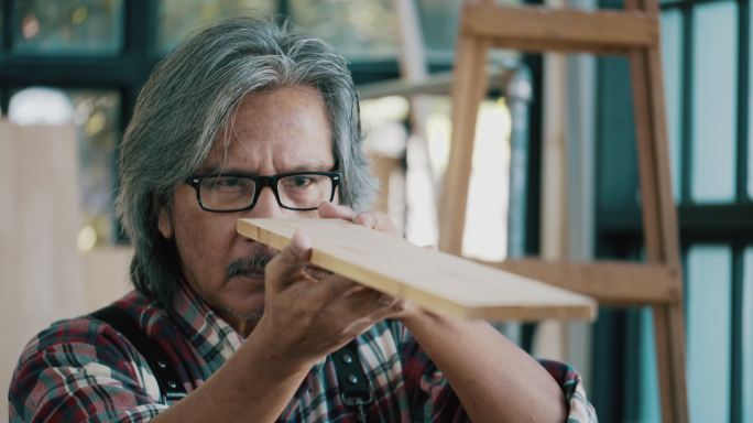 木匠正在查看木材手工艺雕刻文化传承工匠精