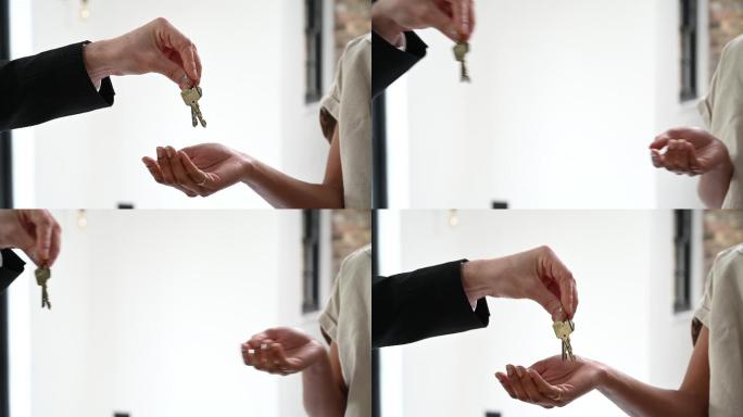 男房地产经纪人给女房主钥匙