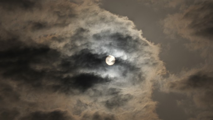 一轮明月被乌云遮住