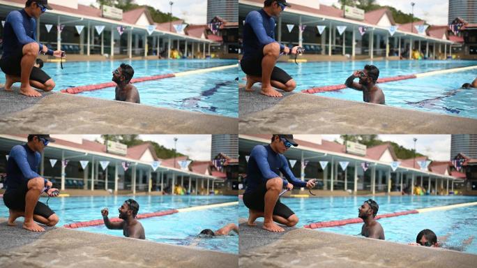 教练在泳池边向学生展示秒表计时记录