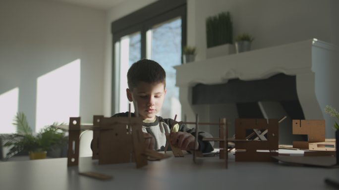 小男孩玩建筑玩具小男孩搭积木