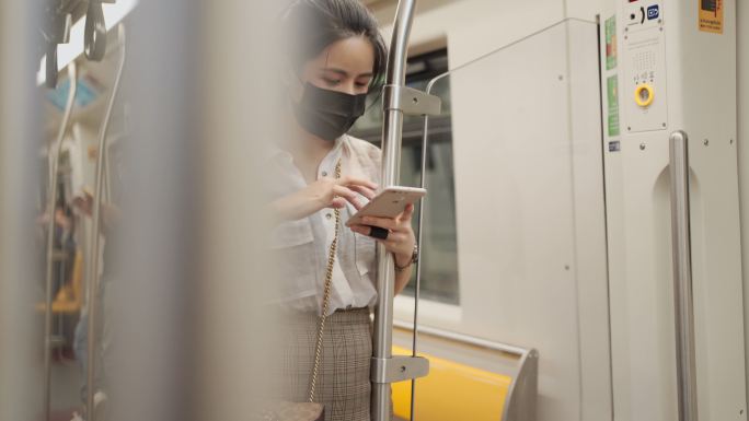 女孩戴着口罩乘坐地铁