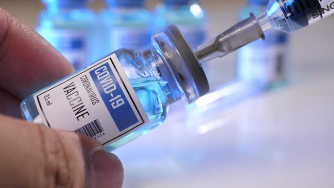 特写注射器正在为患者接种疫苗