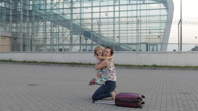 母亲在机场张开双臂迎接女儿