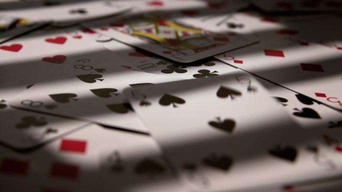 扑克牌掉落。德州扑克赌运同花