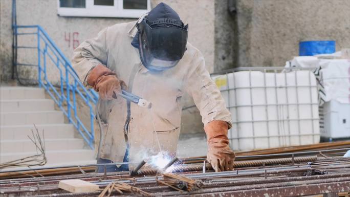 施工现场的焊工工地工程房地产施工建筑工人