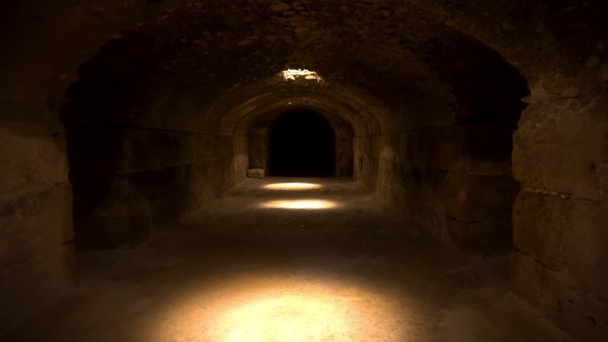 穿过一个又长又黑的罗马地下室。