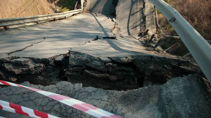 将毁坏的公路桥梁结构危险