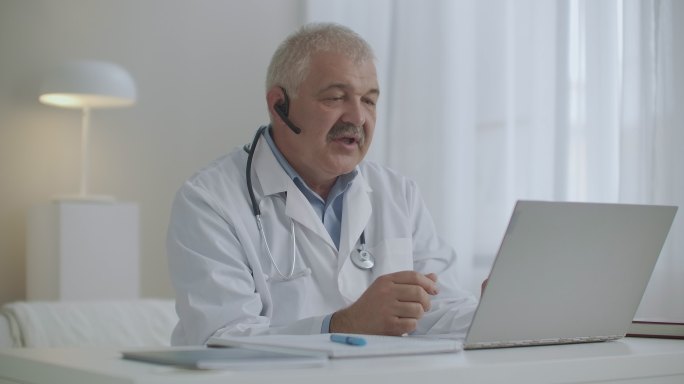 男医生通过视频通话与患者进行在线交流