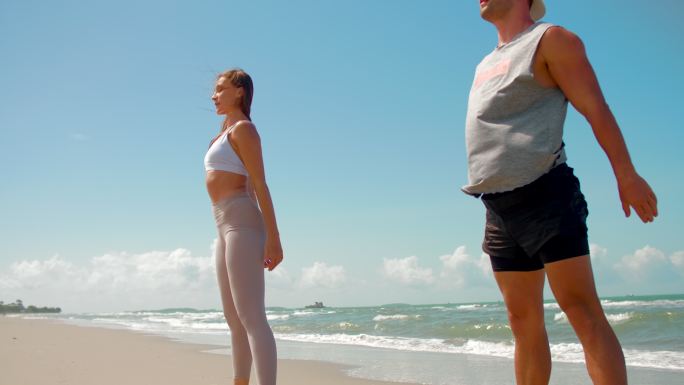 海边锻炼的人健身分镜头运动锻炼瑜伽运动健