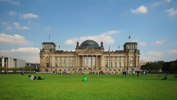 柏林国会大厦是德国首都的著名地标