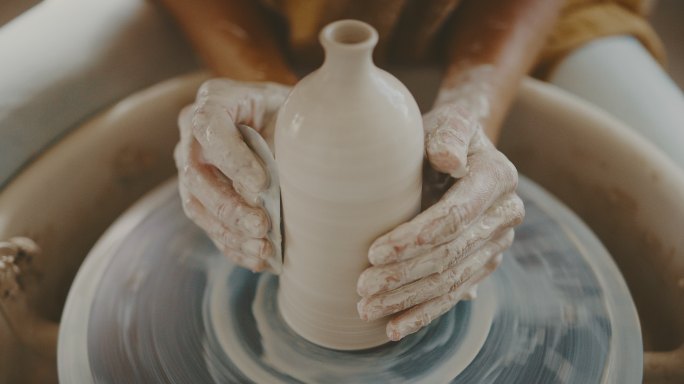 女性在陶艺工作室制作粘土花瓶