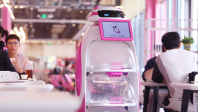 智能餐厅机器人送菜送餐 智慧餐厅视频素材