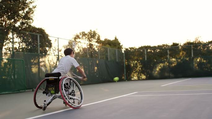 网球运动员练习的画面