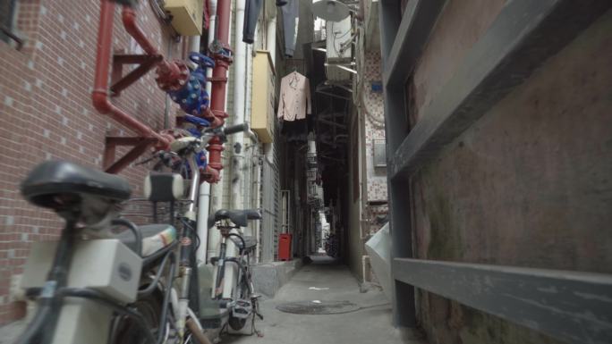 中国深圳旧住宅区的狭窄通道。