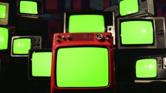 十台开着绿色屏幕的旧电视。