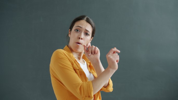 嬉戏的年轻女士国外女性外国女人美国妇女