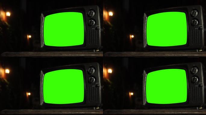 晚上有绿色屏幕的旧电视机。