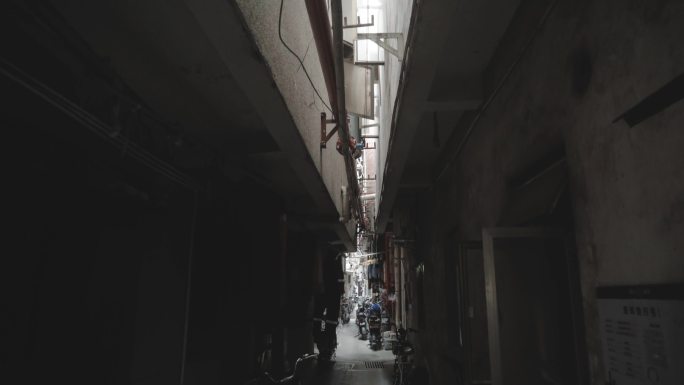 中国深圳旧住宅区的狭窄通道