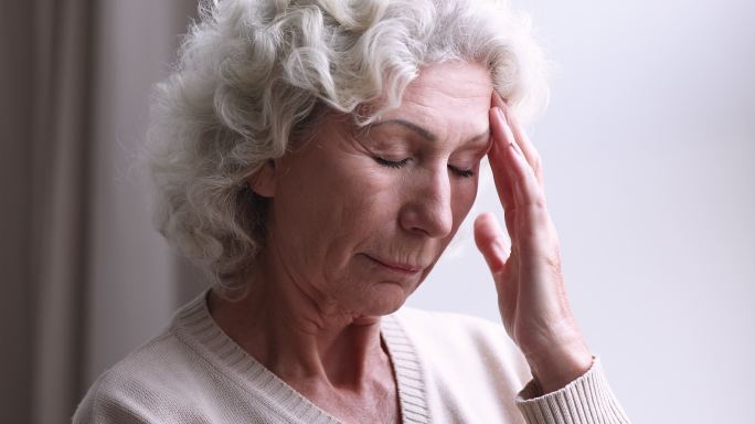 有头痛的老年女性高血压患者