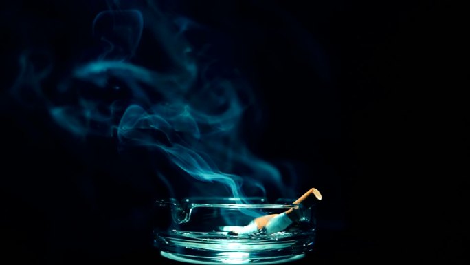一支香烟躺在烟灰缸里