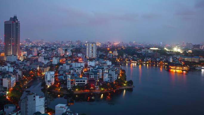 黄昏时分眺望越南河内的建筑物。