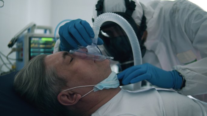 在大流行期间，医生给病人提供呼吸机。