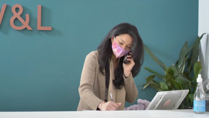 忙碌的女人前台客服戴口罩