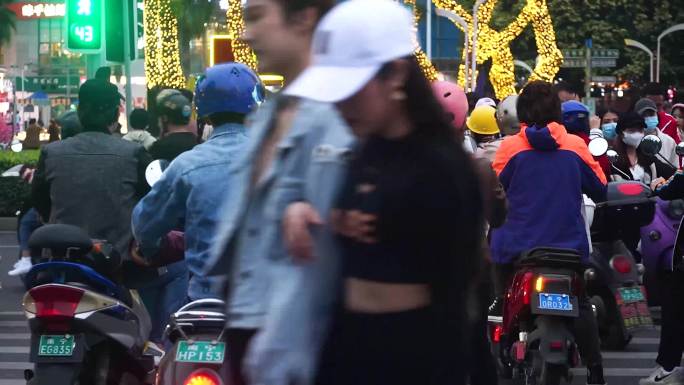 十字路口行人过斑马线