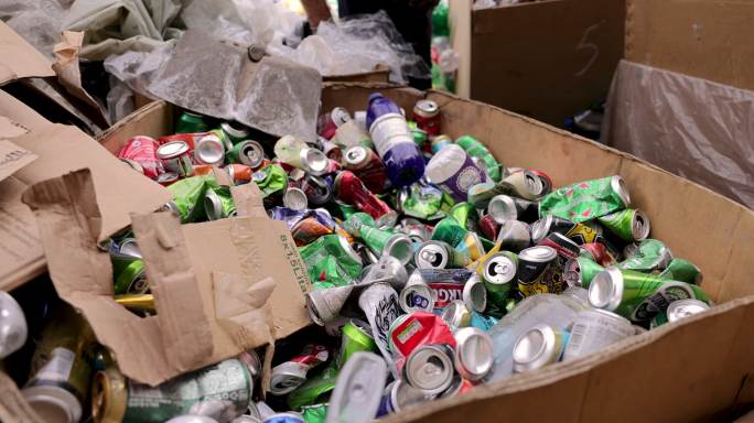 回收中心垃圾袋废金属污染