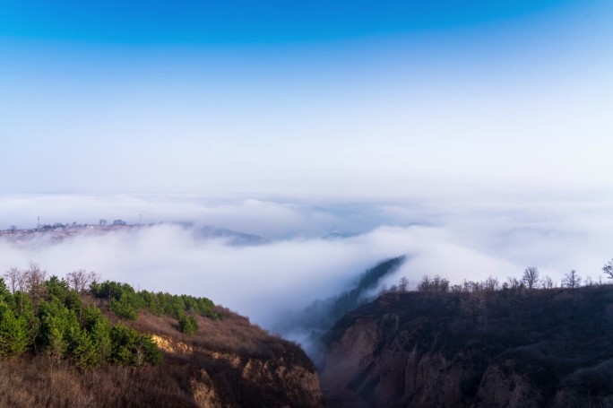 清晨雾气漂流山间延时摄影素材