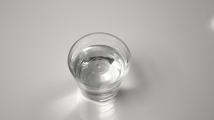 一个装满水的小玻璃杯在地震中晃动