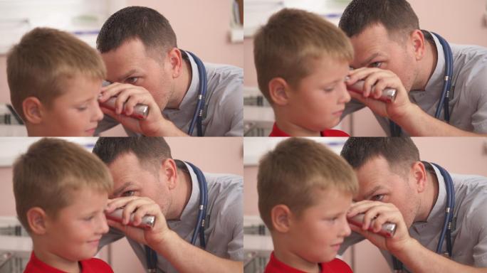 医生用耳镜检查男性患者的耳朵。
