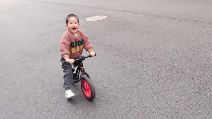 公园小男孩骑平衡车，宝宝玩平衡车好开心