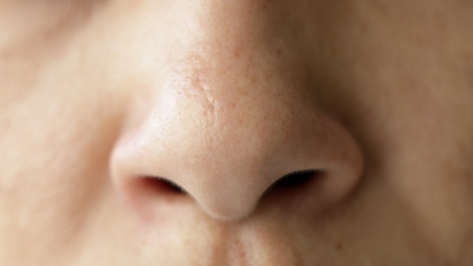 一个女人用鼻子四处嗅的特写镜头