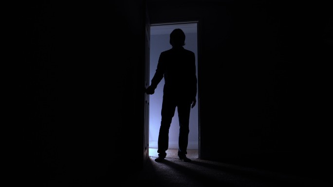 男人站在门口的剪影