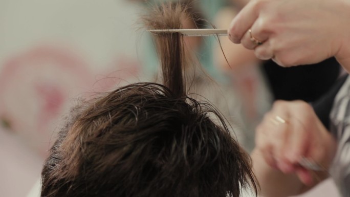 美发师为客户湿发做发型