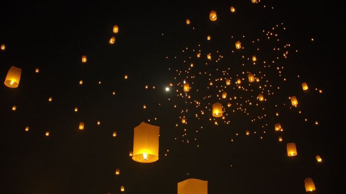洛伊河东传统节日中的斯洛莫天灯