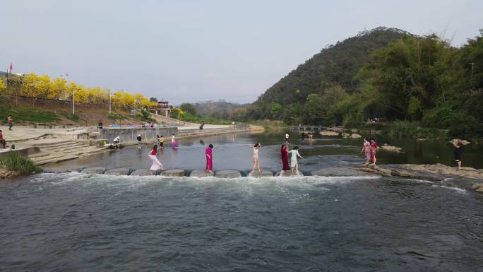 杨梅江游客过淌水墩航拍素材乡村旅游玩水