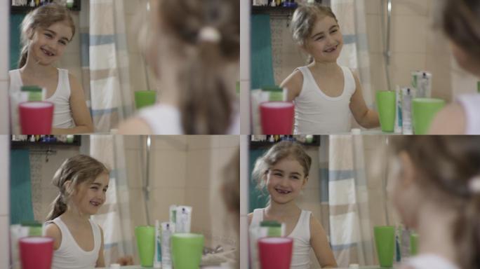 年轻的小女孩在浴室里唱歌跳舞