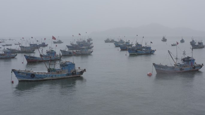 威海码头渔船海边航拍雨雪天