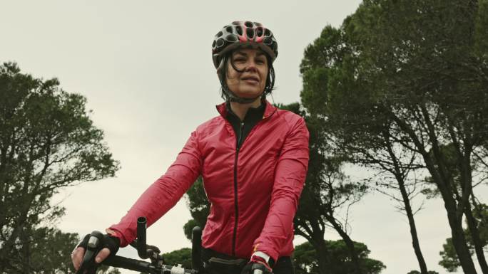 骑自行车参加铁人三项比赛的女性肖像