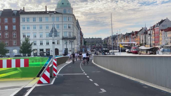 自行车经过哥本哈根港内大桥