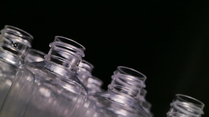 塑料瓶生产塑料瓶流水线现代化生产车间塑料