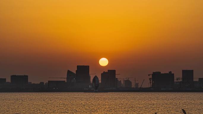 上海南汇临港滴水湖日落夕阳城市剪影天际线