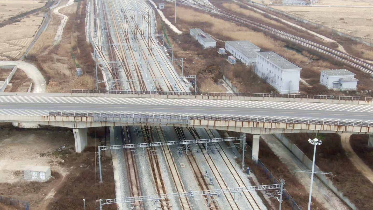原创航拍铁路和公路交通网4k